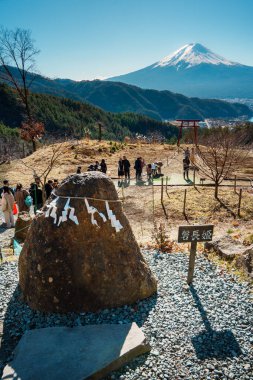 Fujikawaguchiko, Japonya - 13 Aralık 2024: Tepedeki Torii kapısı Fuji Dağı ve Kawaguchiko Gölü panoramik manzaralı.