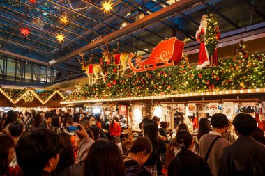 Tokyo, Japonya - 16 Aralık 2023: Roppongi Hills Noel Pazarı girişi şenlikli ışıklar ve dekorasyonlarla süslenerek kalabalıkların ilgisini çekti.