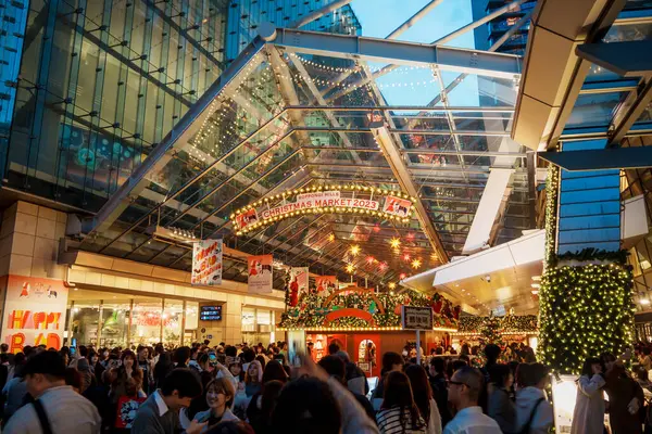 Tokyo, Japonya - 16 Aralık 2023: Roppongi Hills Noel Pazarı girişi şenlikli ışıklar ve dekorasyonlarla süslenerek kalabalıkların ilgisini çekti.