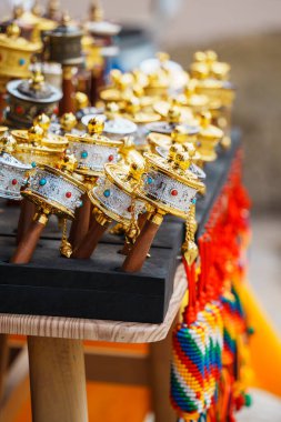 Canlı aksanlı küçük, süslü bir Tibet dua çarkının yakın çekim görüntüsü.