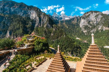 Balagezong, Şangri-La, Yunnan 'da çarpıcı bir dağ zeminine sahip renkli bayraklarla süslenmiş kutsal bir Budist..