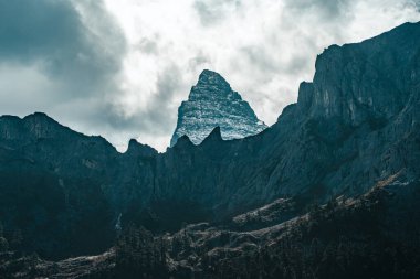 Çin 'in Diqing kentindeki Balagezong Ulusal Parkı' ndaki orman kayalıklarından geçen kıvrımlı dağ yolu