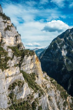 Katmanlı kanyon manzarası ve Balagezong Sahne Bölgesi 'ndeki Zip Line İstasyonu ile sisli dağlar, Diqing, Çin