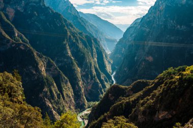 Balagezong Sahne Bölgesi, Şangri-la, Çin 'deki dik orman kanyonundan geçen nehrin görkemli manzarası.
