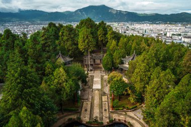 Lijiang Eski Kasabası Wangu Kulesi 'nden görülebilen nilüfer havuzu ve pavyonlu geleneksel Çin bahçesi manzarası..