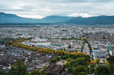 Çin 'in Yunnan kentindeki Lijiang şehrinin panoramik manzarasında, arka planda Yeşim Ejder Karlı Dağı var..