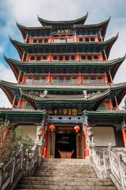 Wangu Pavyonu 'nun detaylı çekimleri karmaşık çatı tasarımı ve Lijiang Eski Kasabası, Yunnan, Çin' de kırmızı fenerler..