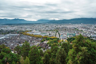 Çin 'in Yunnan kentindeki Lijiang şehrinin panoramik manzarasında, arka planda Yeşim Ejder Karlı Dağı var..