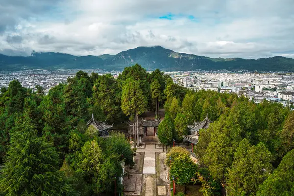 Lijiang Eski Kasabası Wangu Kulesi 'nden görülebilen nilüfer havuzu ve pavyonlu geleneksel Çin bahçesi manzarası..