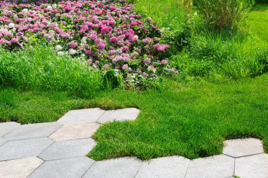 Çiçeklerle, yeşil çimlerle, granit fayanslı kaldırımlarla, yaz güneşli parklarıyla, hiç kimseyle..