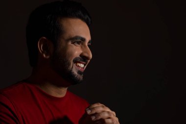 Gülümserken başka tarafa bakan bir adam mutlu olur.