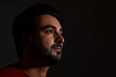 BİR ADAM İÇİN BAŞLARI SİZE ARAŞIYOR