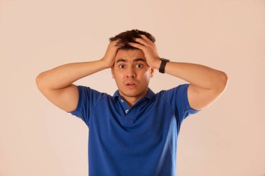 Kafasını tutan stresli bir adamın portresi