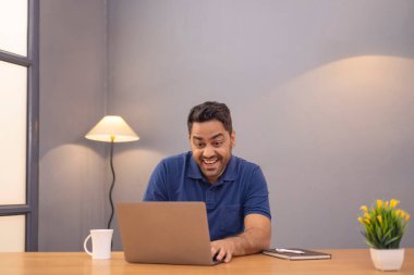 İçişleri Bakanlığı 'nda dizüstü bilgisayar kullanan serbest çalışan erkek.