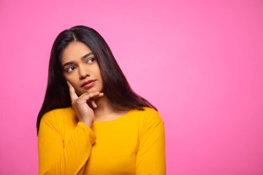 Elleri yanağında başka bir yere bakan genç bir kadının portresi.