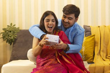 Abisi Rakkshabandhan 'a hediyesiyle ablasına sürpriz yaptı.