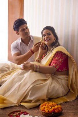 Koca, karısının Onam 'da hazırlanmasına yardım ediyor.