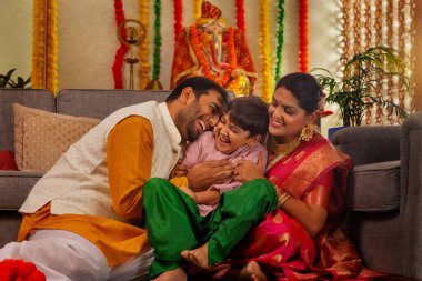 Maharashtrian ailesi Ganesh Chaturthi kutlamalarında eğleniyor.