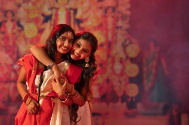 Durga Puja 'yı kutlayan iki Bengalli kız kardeş.