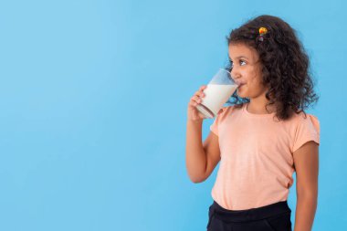 BİR KIZ HİÇBİR KIZ SÜTÜN SÜTÜRÜNÜYOR