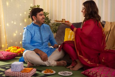 Raksha Bandhan vesilesiyle kız kardeş ayin yapıyor.