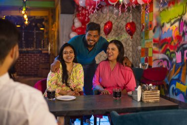 Arkadaşlar restoranda doğum günü kutluyor