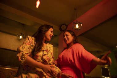 Restoranda dans eden genç kadınların düşük açılı görüntüsü