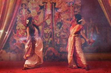 Durga Puja vesilesiyle Bengalli kadınlar dhunuchi dansı yapıyor.