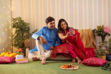 Kardeş, Raksha Bandhan 'la selfie çekiyor.