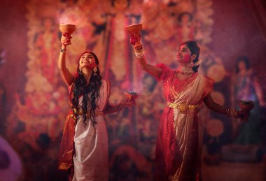 Durga Puja vesilesiyle Bengalli kadınlar dhunuchi dansı yapıyor.