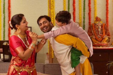 Ganesh Chaturthi 'de ailece geçirilen bir festival Maharashtra' da (Batı Hindistan) kutlandı.)