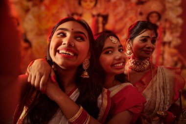 Anne ve kızları Durga Puja 'yı kutluyor.