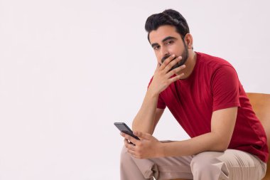 MOBILE TELEFON KONUŞUYOR VE CAMERA 'YA KONUŞUYOR