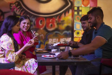 Arkadaşlar restoranda yemek yiyor.