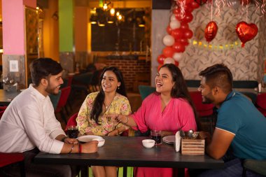 Arkadaşlar restoranda doğum günü kutluyor