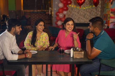 Arkadaşlar restoranda doğum günü kutluyor