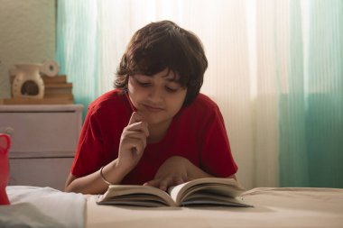 kitap okurken bir çocuk portresi