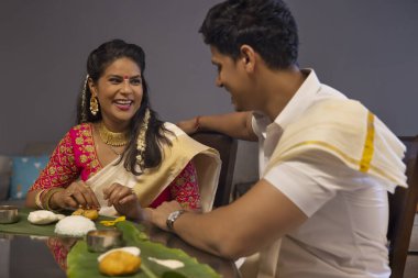 Mutlu çift, Onam Sadhya 'yı evde ağırlıyor.