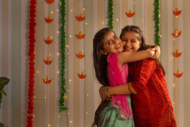 Diwali vesilesiyle sarılan iki küçük kız.