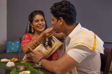 Mutlu çift, Onam Sadhya 'yı evde ağırlıyor.