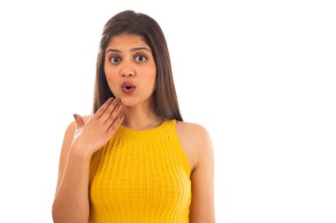 Çene beyaz arka plan üzerinde el ile sürpriz kadın portresi