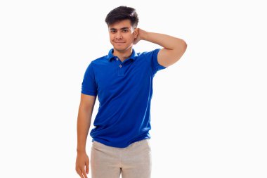 Beyaz arka planda eli başının arkasında duran genç adamın portresi