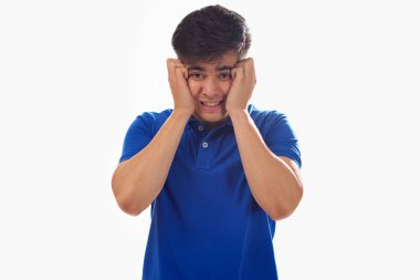 Beyaz arka planda hayal kırıklığına uğramış genç bir adamın portresi