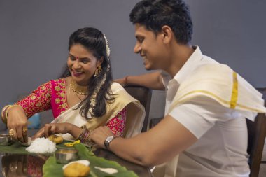 Mutlu çift, Onam Sadhya 'yı evde ağırlıyor.