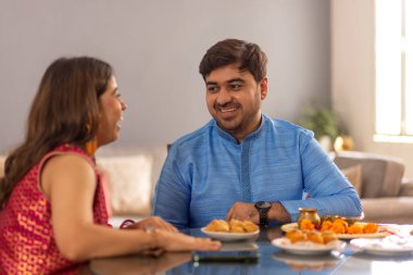 Evde Raksha Bandhan festivalini kutlayan kardeş