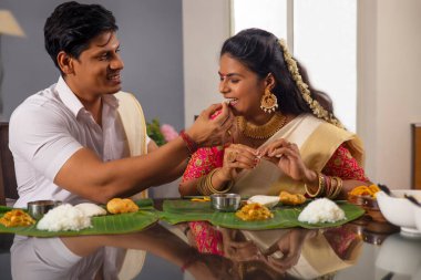 Mutlu çift, Onam Sadhya 'yı evde ağırlıyor.