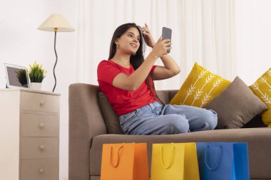 Güzel Hintli kız koltukta otururken seyyar seyir izliyor.