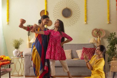 Bengali ailesi Durga Puja vesilesiyle evde dhunuchi dansı yapıyor.