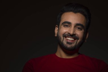 CAMERA 'ya bakan mutlu bir adam.