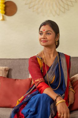 Bengalli evli bir kadının portresi kanepede dinleniyor.